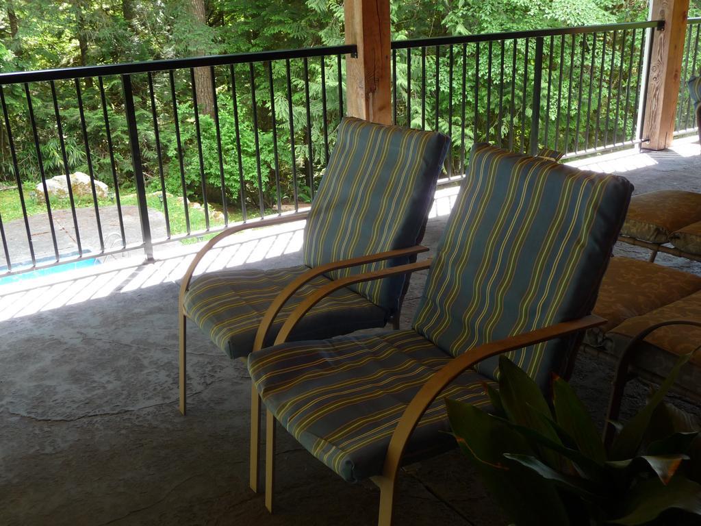 Davis Brook Retreat Bed & Breakfast Sechelt Exterior photo